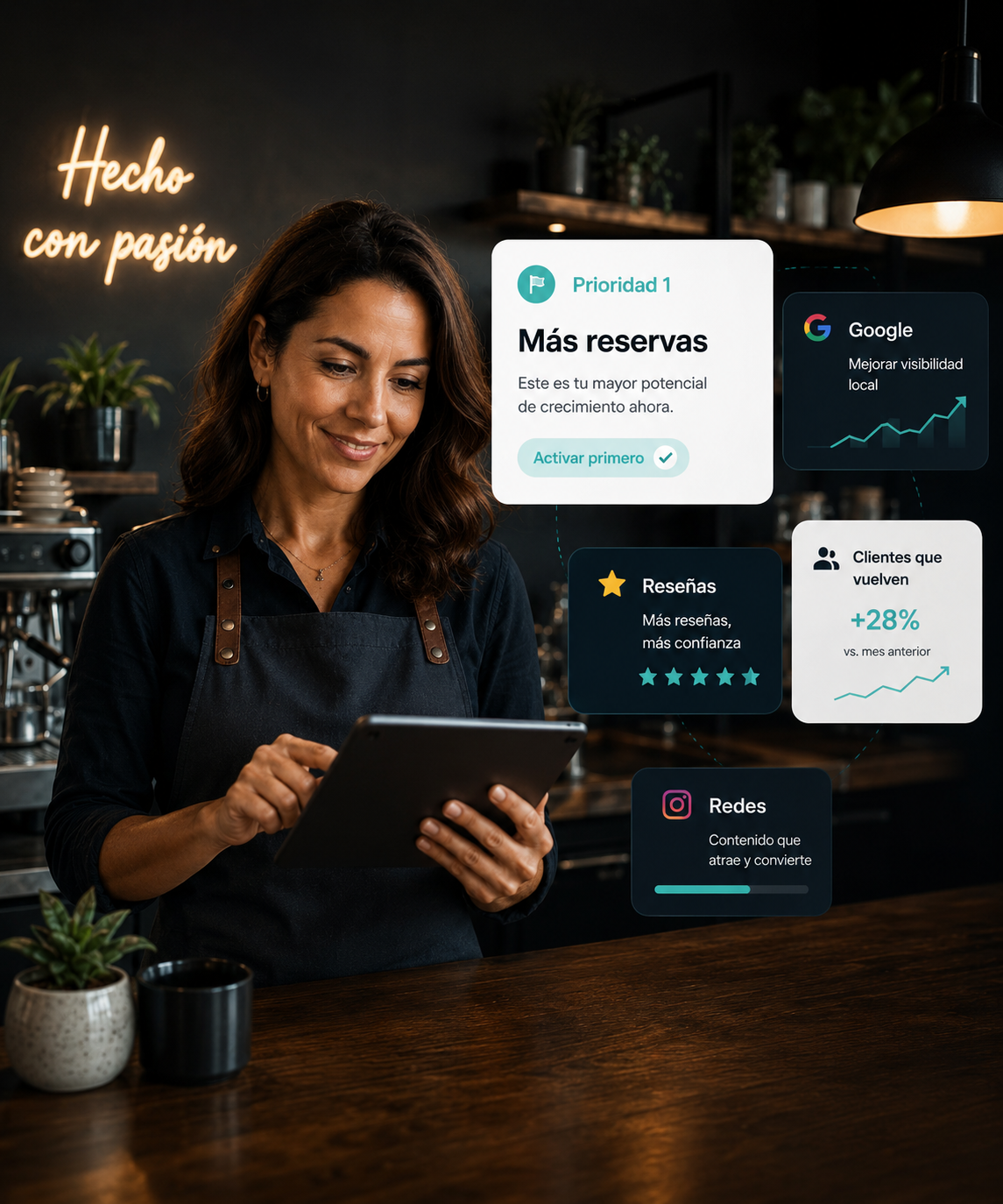 Dueña de negocio local revisando prioridades de crecimiento: Google, reservas, reseñas, redes y clientes que vuelven